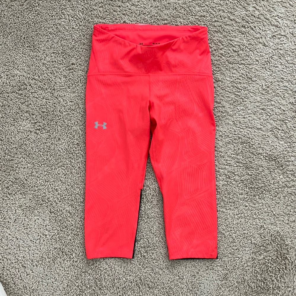 Women’s Under Armour compression Heat Gear capri leggings- red/black, size M